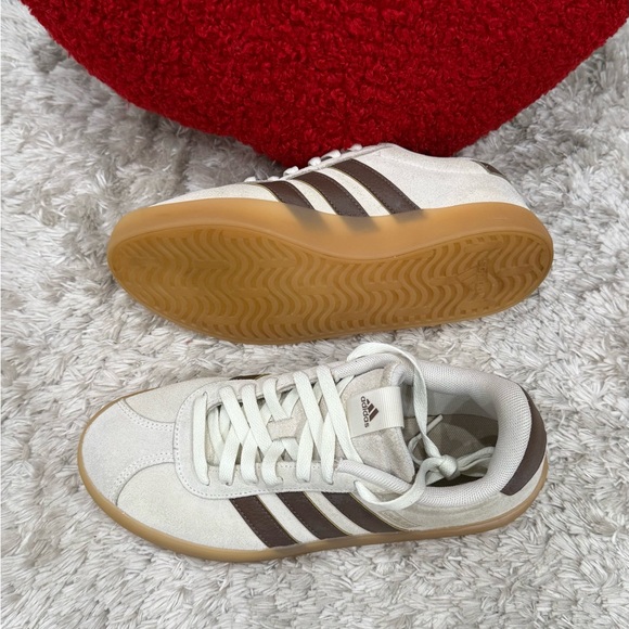 Adidas suede sneakers with gum sole, women’s size US 7.5 / EU 39 1/3 - Picture 3 of 7